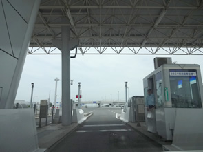 関空連絡料金所を通過