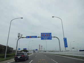 ←この看板の方へ進み
